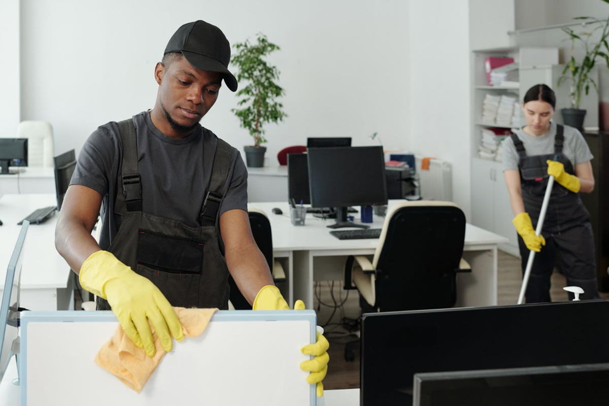 Reasons to Hire Commercial Cleaners